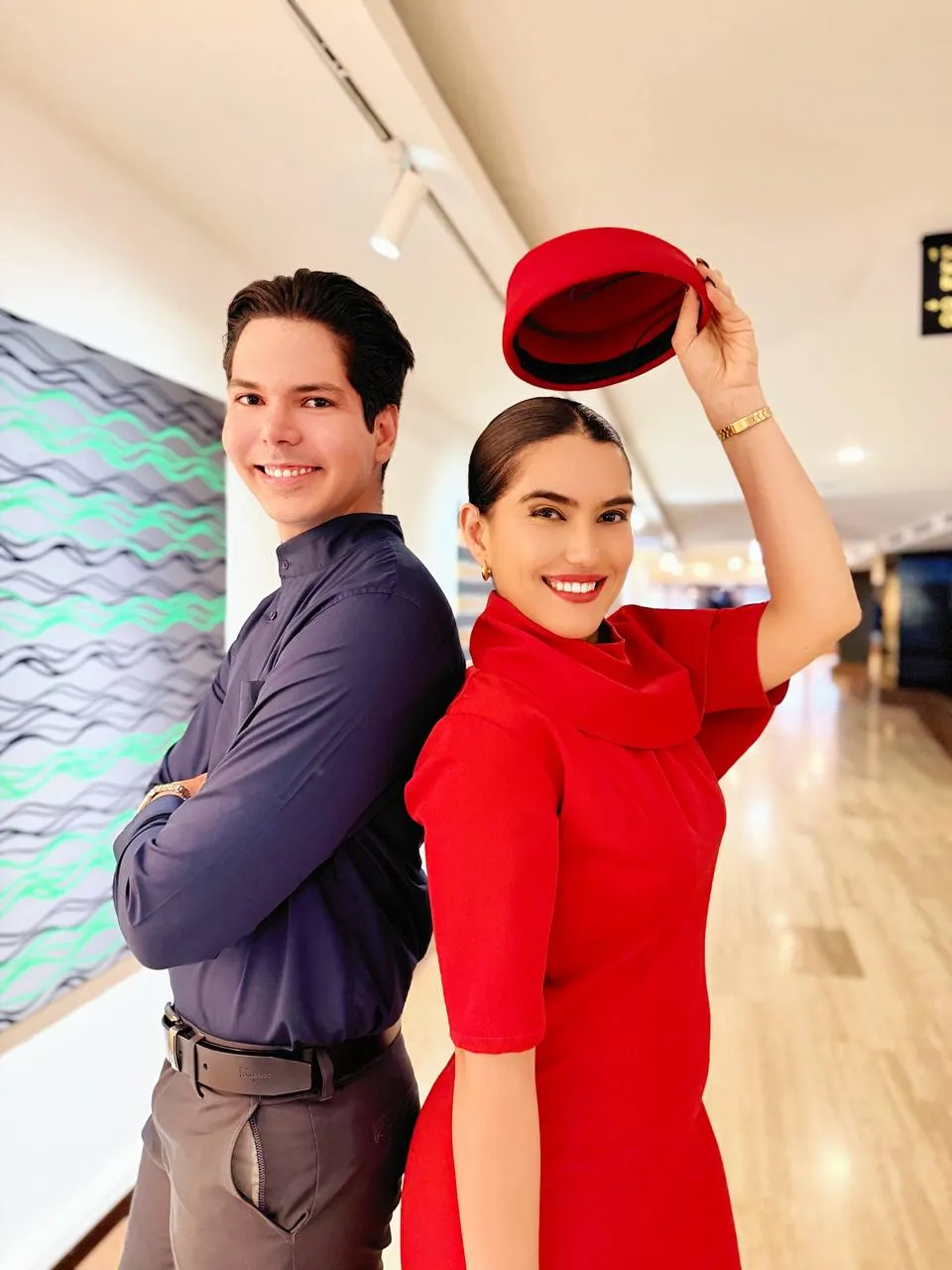 Alumna de tripulante de cabina con el uniforme de 360ATC en la sede